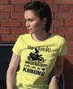 Dla każdej motocyklistki kask jest jej koroną, żółta damska koszulka, koszulka motocyklowa, dla motocyklistki, koszulka na motocykl, dla miłośniczki motocykli, mucha nie siada.jpg