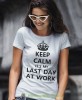 keep calm it's my last day at work biała damska koszulka z nadrukiem na prezent dla dziewczyny.jpg