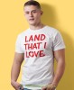 land that i love Poland, biała męska koszulka z nadrukiem, koszulka patriotyczna, koszulki z grafiką patriotyczną, dla mężczyzny, dla chłopaka na prezent, koszulka Polska, koszulki Polska.jpg