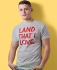land that i love Poland, szara męska koszulka z nadrukiem, koszulka patriotyczna, koszulki z grafiką patriotyczną, dla mężczyzny, dla chłopaka na prezent, koszulka Polska, koszulki Polska.jpg