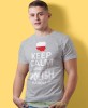keep calm and let Polish handle it, szara męska koszulka z nadrukiem, koszulka patriotyczna, koszulki z grafiką patriotyczną, dla mężczyzny, dla chłopaka na prezent, koszulka Polska, koszulki Polska.jpg
