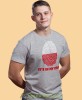 biało czerwony odcisk palca it's in my dna, szara męska koszulka z nadrukiem, koszulka patriotyczna, koszulki z grafiką patriotyczną, dla mężczyzny, dla chłopaka na prezent, koszulka Polska, koszulki Polska.jpg
