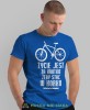 życie jest za krótkie żeby stać w korku, niebieska męska koszulka rowerowa z nadrukiem, na rower, na co dzień, na prezent, fajna koszulka dla chłopaka, rower, rowerzysta.jpg