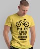 życie jest za krótkie żeby stać w korku, żółta męska koszulka rowerowa z nadrukiem, na rower, na co dzień, na prezent, fajna koszulka dla chłopaka, rower, rowerzysta.jpg