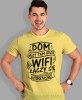dom jest tam gdzie wifi łączy się automatycznie, żółta męska koszulka z nadrukiem na co dzień, na prezent, fajna koszulka, dla chłopaka, dla męża, mucha nie siada.jpg
