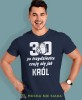 Po 20 30 40 50 60 70 80 czuję się jak król, granatowa męska koszulka urodzinowa, na urodziny, na prezent, fajna koszulka, dla chłopaka, dla męża, mucha nie siada, mns.jpg