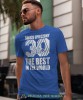 Świerzo upieczony18 20 30 40 50 60 70 80 latek The best in the world, niebieska męska koszulka urodzinowa, na urodziny, na prezent, fajna koszulka, dla chłopaka, dla męża, mucha nie siada, mns.jpg