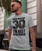 Świerzo upieczony18 20 30 40 50 60 70 80 latek The best in the world, szara męska koszulka urodzinowa, na urodziny, na prezent, fajna koszulka, dla chłopaka, dla męża, mucha nie siada, mns.jpg