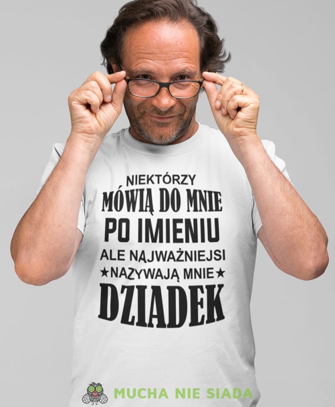 Niektórzy mówią do mnie po imieniu ale najważniejsi nazywają mnie dziadek serce, biała koszulka męska dla dziadka, na urodziny, na dzień dziadka, na prezent, mucha nie siada sklep, mns sklep.jpg