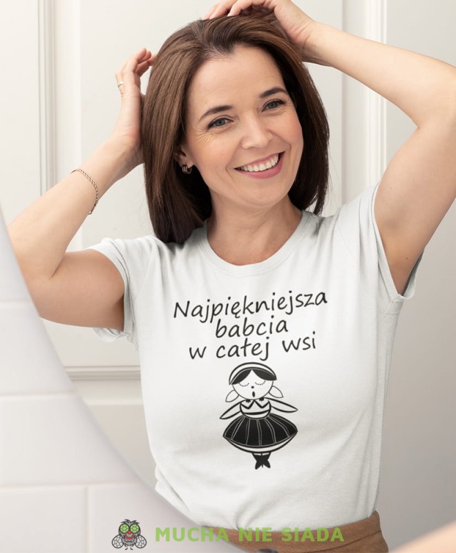 Najpiękniejsza babcia w całej wsi, biała koszulka damska z nadrukiem, na urodziny, na dzień babci, na prezent, mucha nie siada sklep, mns sklep.jpg