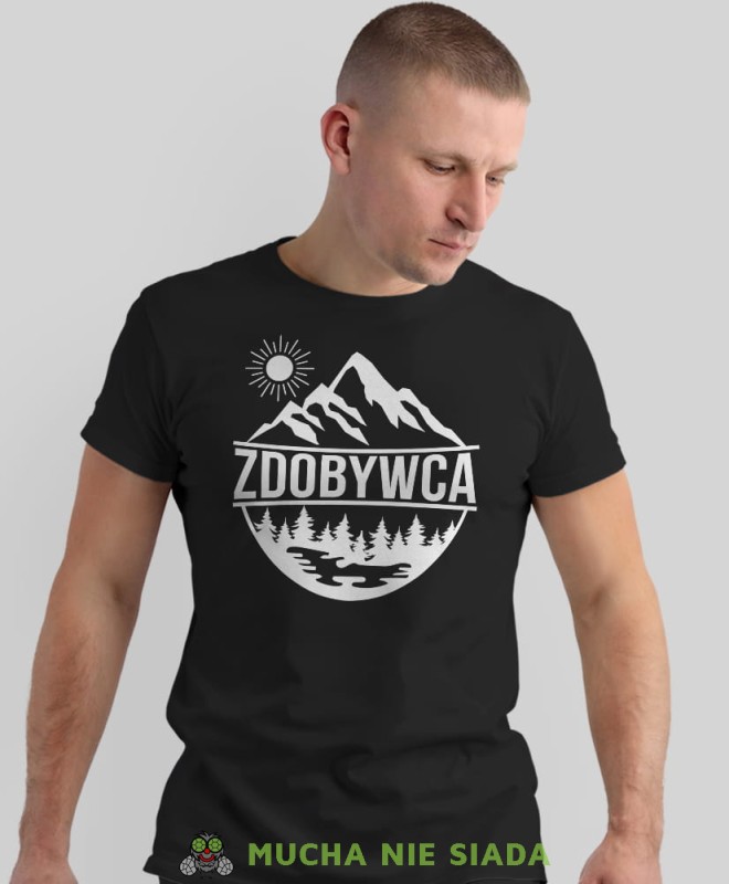 Męska koszulka z nadrukiem - Zdobywca - Idealna na wypad w góry, czarna koszulka z nadrukiem, wycieczka w góry, górska wyprawa, T-shirt do miłośników turystyki górskiej, mucha nie siada koszulki.jpg
