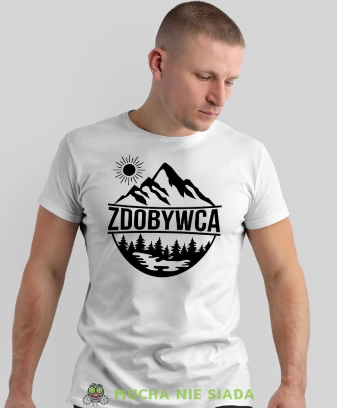 Męska koszulka z nadrukiem - Zdobywca - Idealna na wypad w góry, biała koszulka z nadrukiem, wycieczka w góry, górska wyprawa, T-shirt do miłośników turystyki górskiej, mucha nie siada koszulki.jpg