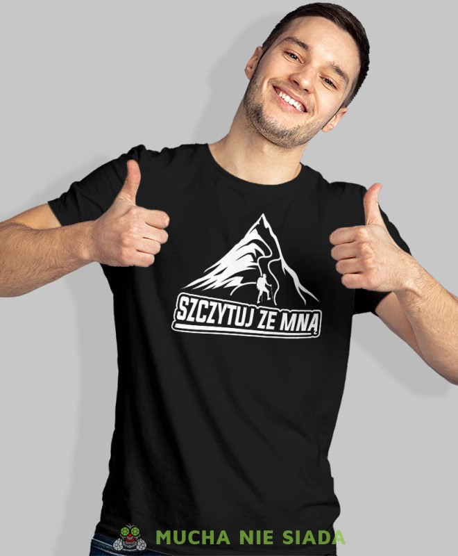Męska koszulka z nadrukiem - Szczytuj ze mną - Idealna na wypad w góry, czarna koszulka z nadrukiem, wycieczka w góry, górska wyprawa, T-shirt do miłośników turystyki górskiej, mucha nie siada koszulki.jpg