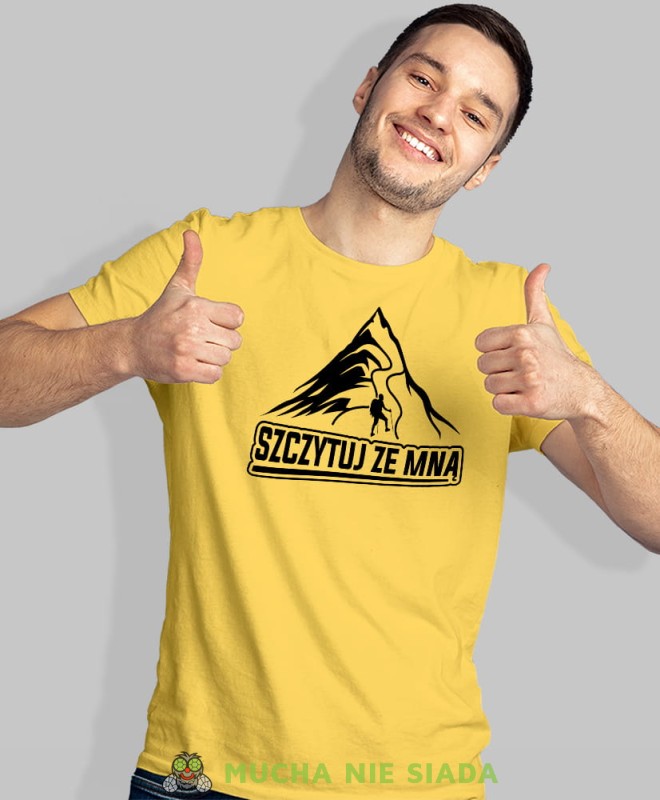 Męska koszulka z nadrukiem - Szczytuj ze mną - Idealna na wypad w góry, żółta koszulka z nadrukiem, wycieczka w góry, górska wyprawa, T-shirt do miłośników turystyki górskiej, mucha nie siada koszulki.jpg