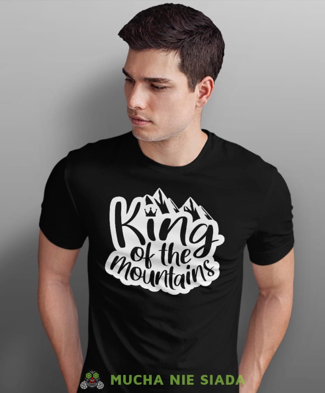 Męska koszulka z nadrukiem - King of the mountains - Idealna za wypad w góry, czarna koszulka z nadrukiem, wycieczka w góry, górska wyprawa, T-shirt do miłośników turystyki górskiej, mucha nie siada koszulki.jpg