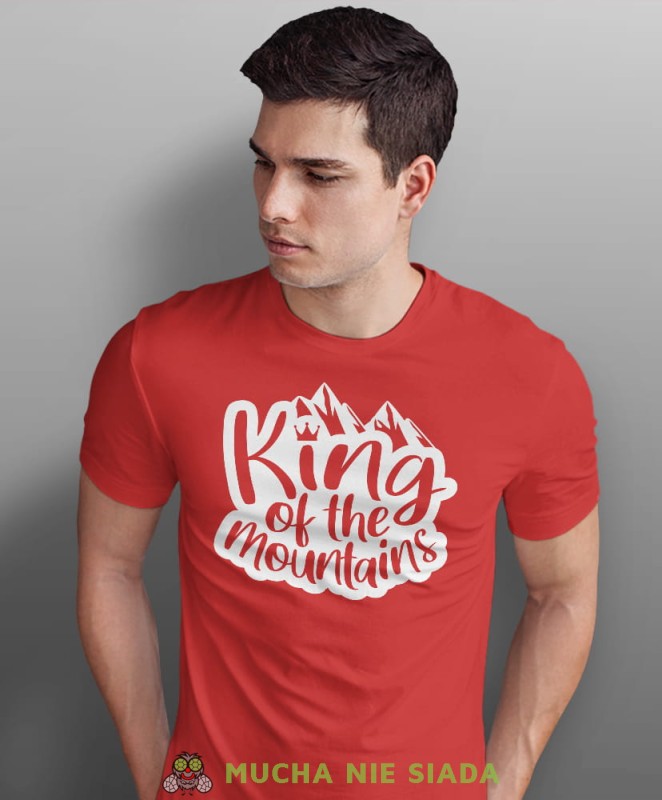 Męska koszulka z nadrukiem - King of the mountains - Idealna za wypad w góry, czerwona koszulka z nadrukiem, wycieczka w góry, górska wyprawa, T-shirt do miłośników turystyki górskiej, mucha nie siada koszulki.jpg