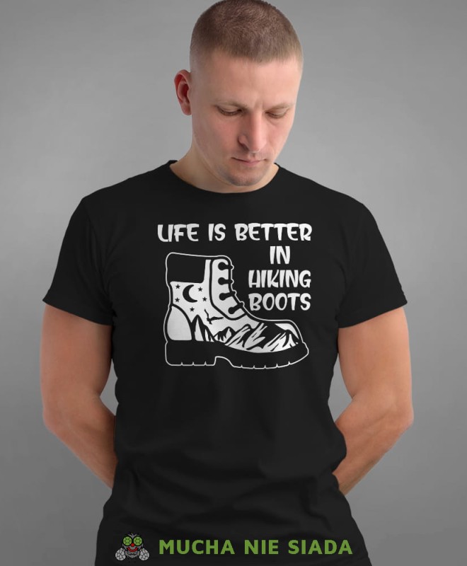 Męska koszulka z nadrukiem - Life is better in hiking boots - Idealna za wypad w góry, czarna koszulka z nadrukiem, wycieczka w góry, górska wyprawa, T-shirt do miłośników turystyki górskiej, mucha nie siada koszulki.jpg