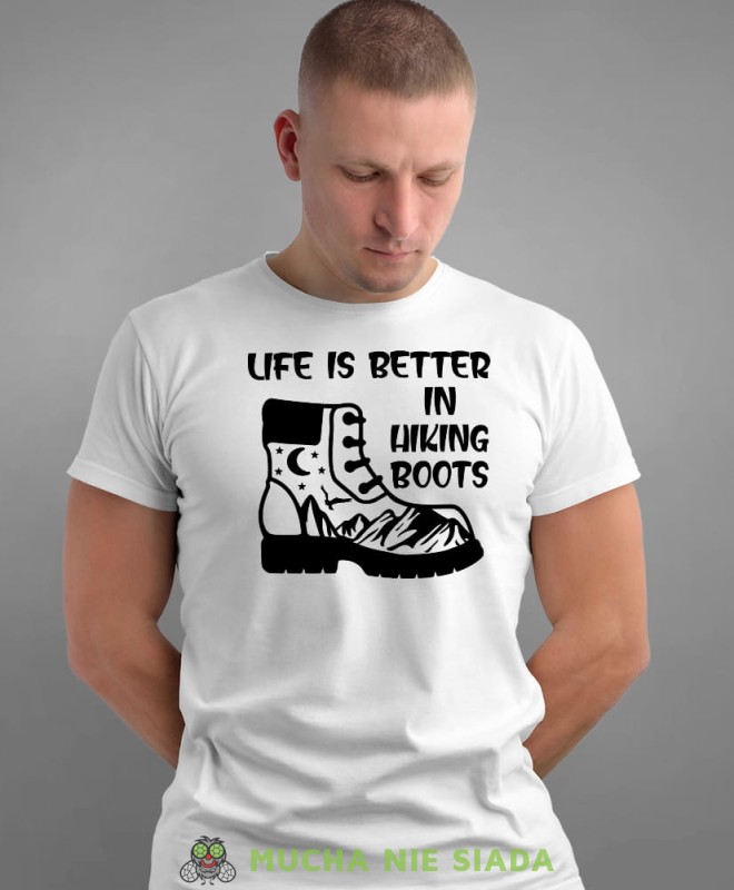 Męska koszulka z nadrukiem - Life is better in hiking boots - Idealna za wypad w góry, biała koszulka z nadrukiem, wycieczka w góry, górska wyprawa, T-shirt do miłośników turystyki górskiej, mucha nie siada koszulki.jpg