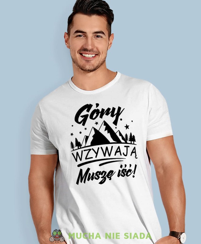 Męska koszulka z nadrukiem - Góry wzywają muszę iść - Idealna za wypad w góry, biała koszulka z nadrukiem, wycieczka w góry, górska wyprawa, T-shirt do miłośników turystyki górskiej, mucha nie siada koszulki.jpg