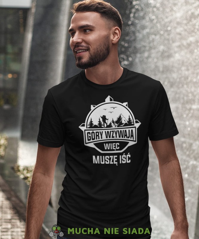 Męska koszulka z nadrukiem - Góry wzywają więc muszę iść - Idealna za wypad w góry, czarna koszulka z nadrukiem, wycieczka w góry, górska wyprawa, T-shirt do miłośników turystyki górskiej, mucha nie siada koszulki.jpg