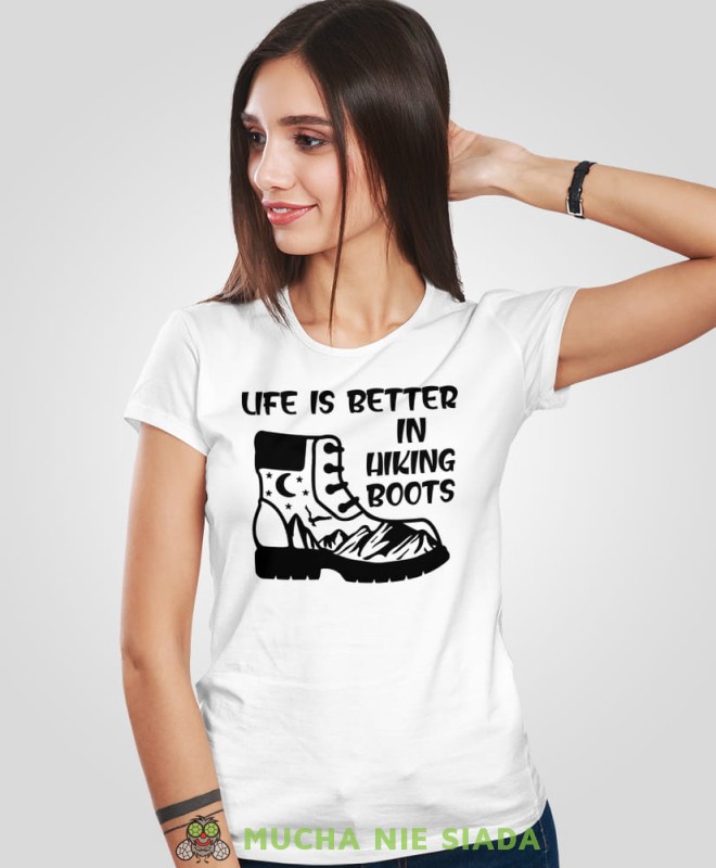 Damska koszulka z nadrukiem - Life is better in hiking boots - Idealna za wypad w góry, biała koszulka z nadrukiem, wycieczka w góry, górska wyprawa, T-shirt do miłośników turystyki górskiej, mucha nie siada koszulki.jpg