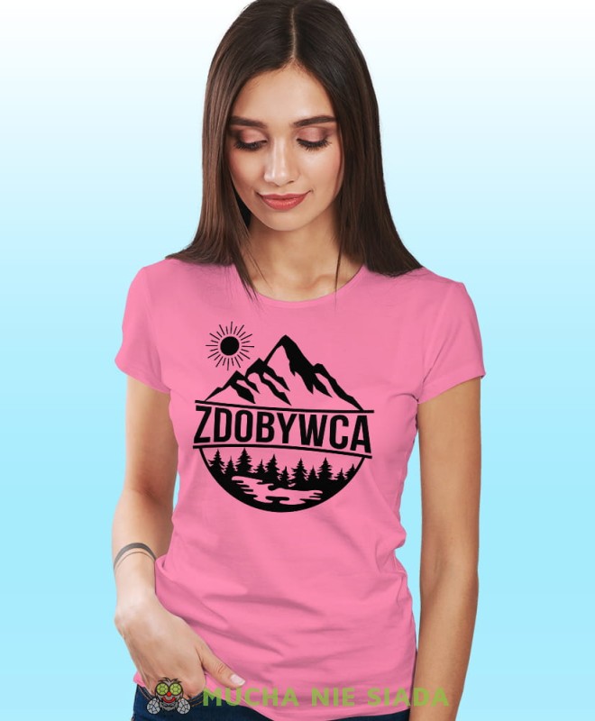 Damska koszulka z nadrukiem - Zdobywca - Idealna za wypad w góry, różowa koszulka z nadrukiem, wycieczka w góry, górska wyprawa, T-shirt dla miłośników turystyki górskiej, mucha nie siada koszulki.jpg