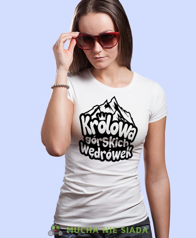 Damska koszulka z nadrukiem - Królowa górskich wędrówek - Idealna za wypad w góry, biała koszulka z nadrukiem, wycieczka w góry, górska wyprawa, T-shirt dla miłośników turystyki górskiej, mucha nie siada koszulki.jpg