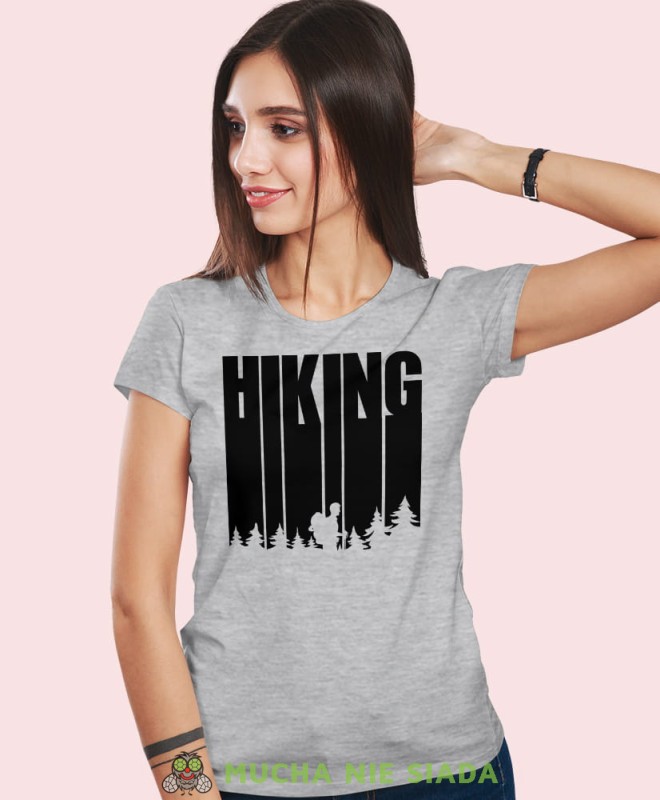 Damska koszulka z nadrukiem - Hiking góry las - Idealna za wypad w góry, szara koszulka z nadrukiem, wycieczka w góry, górska wyprawa, T-shirt dla miłośników turystyki górskiej, mucha nie siada koszulki.jpg
