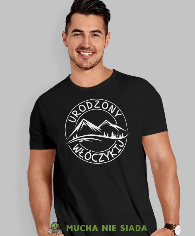 Męska koszulka z nadrukiem - Urodzony włóczykij - Idealna na wypad w góry, czarna koszulka z nadrukiem, wycieczka w góry, górska wyprawa, T-shirt dla miłośników turystyki górskiej, mucha nie siada koszulki.jpg