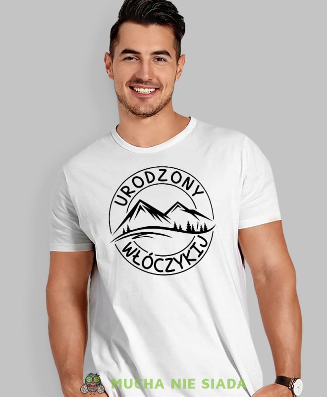 Męska koszulka z nadrukiem - Urodzony włóczykij - Idealna na wypad w góry, biała koszulka z nadrukiem, wycieczka w góry, górska wyprawa, T-shirt dla miłośników turystyki górskiej, mucha nie siada koszulki.jpg