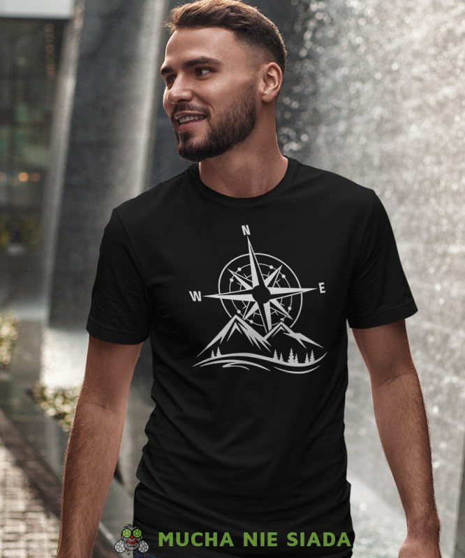 Męska koszulka z nadrukiem - Góry Las Kompas - Idealna na wypad w góry, czarna koszulka z nadrukiem, wycieczka w góry, górska wyprawa, T-shirt dla miłośników turystyki górskiej, mucha nie siada koszulki.jpg