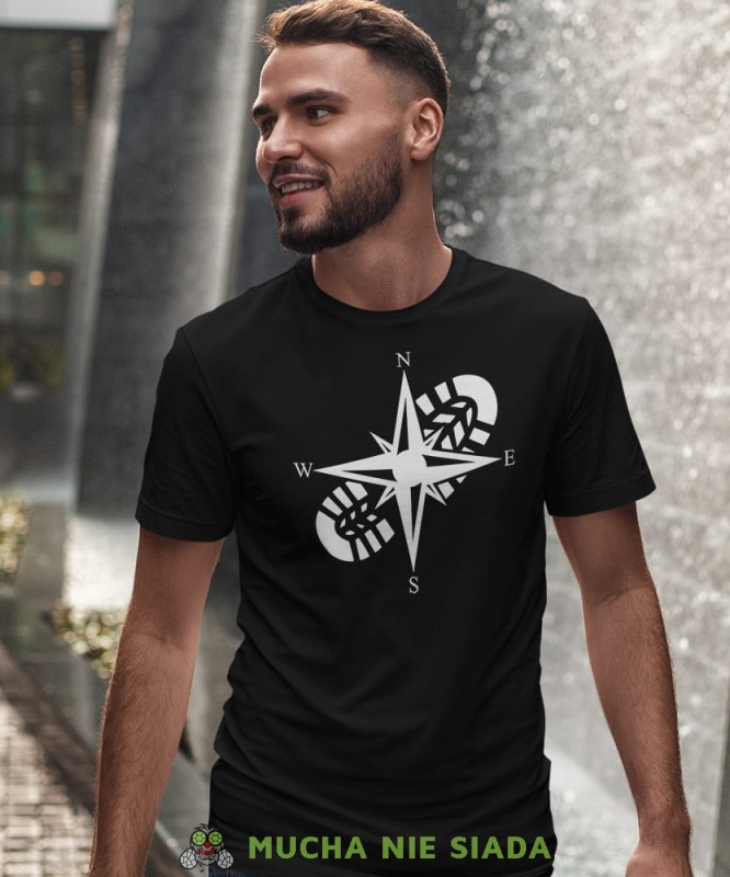 Męska koszulka z nadrukiem - Ślad buta Kompas - Idealna na wypad w góry, czarna koszulka z nadrukiem, wycieczka w góry, górska wyprawa, T-shirt dla miłośników turystyki górskiej, mucha nie siada koszulki.jpg
