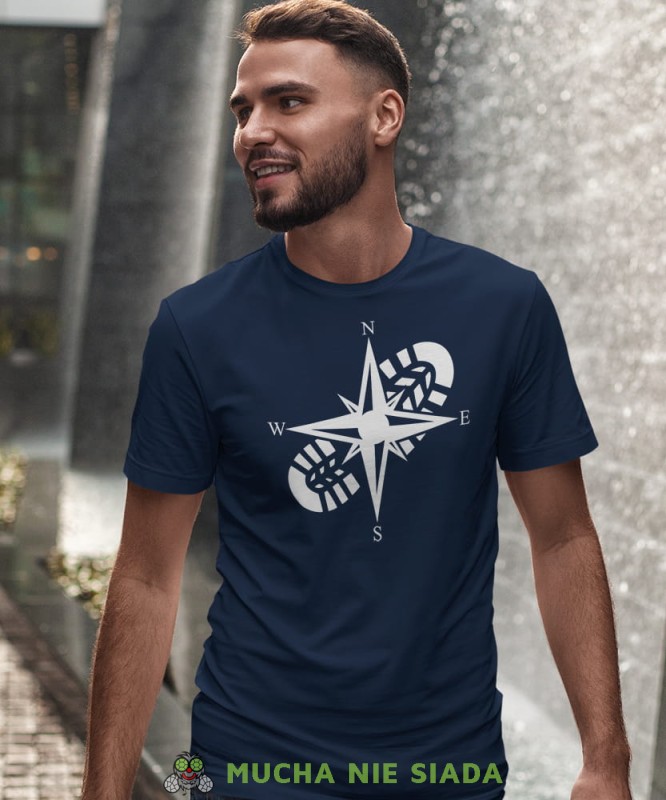 Męska koszulka z nadrukiem - Ślad buta Kompas - Idealna na wypad w góry, granatowa koszulka z nadrukiem, wycieczka w góry, górska wyprawa, T-shirt dla miłośników turystyki górskiej, mucha nie siada koszulki.jpg