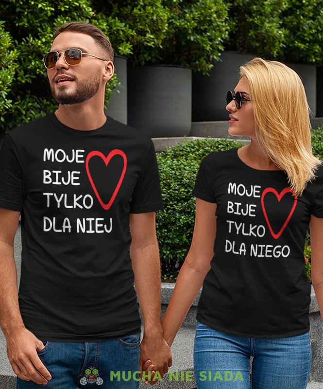 Moje serce bije tylko dla niego Moje serce bije tylko dla niej, czarne koszulki dla par, dla męża, dla żony, dla chłopaka, dla dziewczyny, dla zakochanych, dla par, walentynki, fajne koszulki, t-shirty dla par, mucha nie siada, mns.jpg