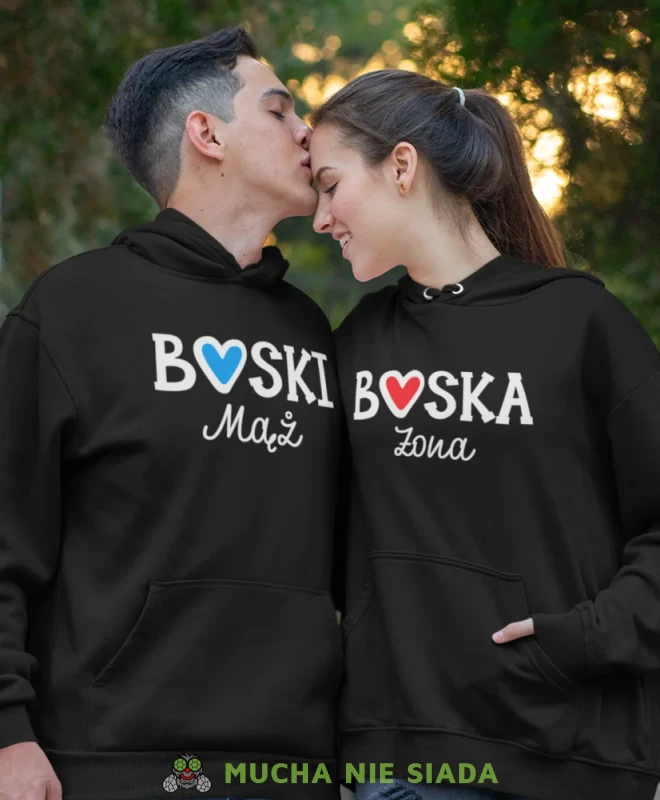 Boski mąż Boska żona, czarne bluzy z kapturem dla par, bluzy dla zakochanych, dla par, bluzy z kapturem na walentynki, fajne bluzy z kapturem, bluzy dla par, bluzy z kapturem dla par mucha nie siada, mns.webp