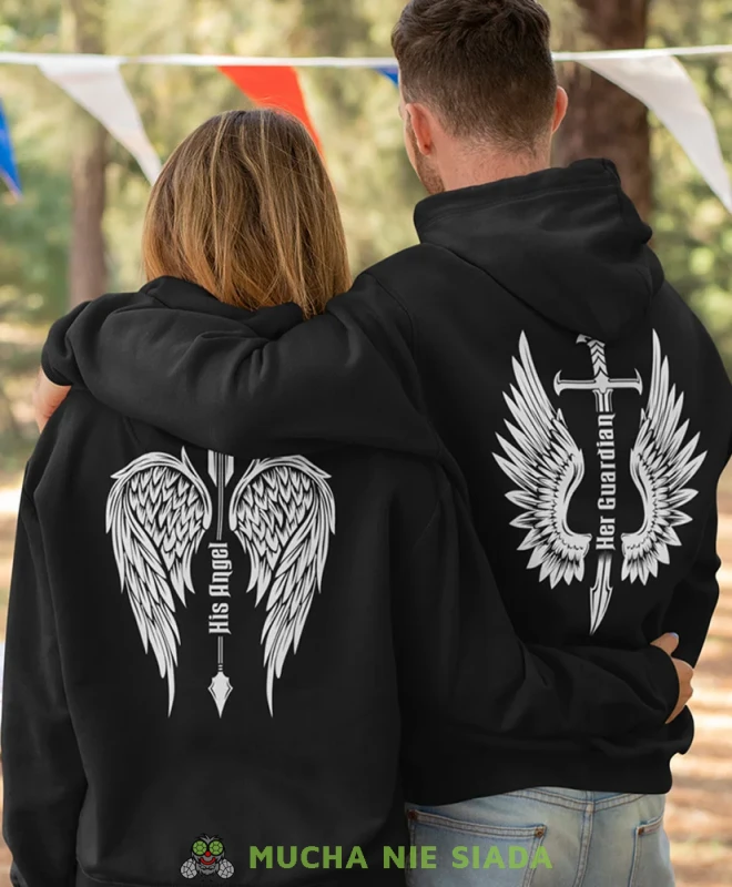 Her Guardian His Angel, czarne bluzy z kapturem dla par, bluzy dla zakochanych, dla par, bluzy z kapturem na walentynki, fajne bluzy z kapturem, bluzy dla par, bluzy z kapturem dla par mucha nie siada, mns.webp