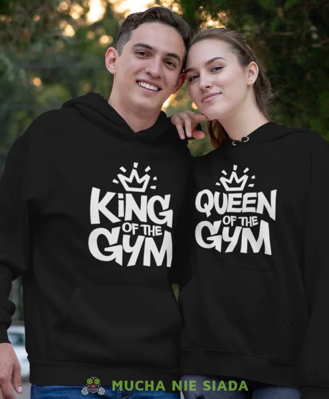 King of the gym Queen of the gym, czarne bluzy z kapturem dla par, bluzy dla zakochanych, dla par, bluzy z kapturem na walentynki, fajne bluzy z kapturem, bluzy dla par, bluzy z kapturem dla par mucha nie siada, mns.webp