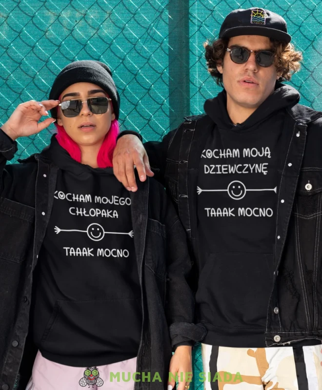 Kocham moją dziewczynę Kocham mojego chłopaka taaak mocno, czarne bluzy z kapturem dla par, bluzy dla zakochanych, dla par, fajne bluzy z kapturem, bluzy dla par, bluzy z kapturem dla par mucha nie siada, mns.webp