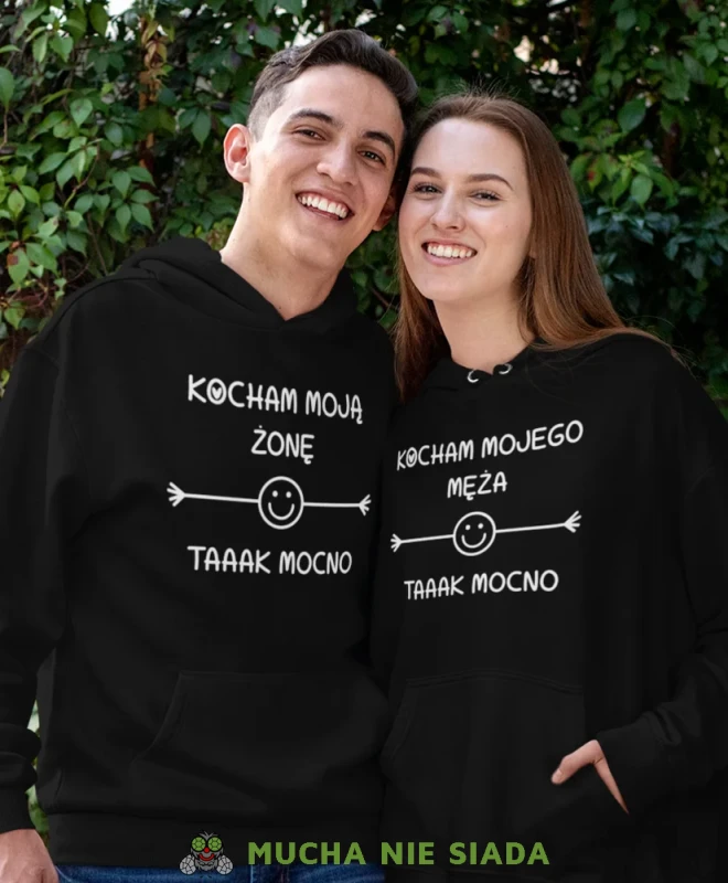 Kocham moją żonę Kocham mojego męża taaak mocno, czarne bluzy z kapturem dla par, bluzy dla zakochanych, dla par, fajne bluzy z kapturem, bluzy dla par, bluzy z kapturem dla par mucha nie siada, mns.webp