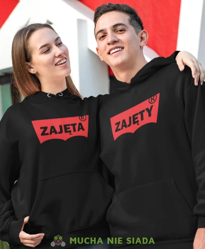 Zajęta Zajęty, czarne bluzy z kapturem dla par, bluzy dla zakochanych, dla par, bluzy z kapturem na walentynki, fajne bluzy z kapturem, bluzy dla par, bluzy z kapturem dla par mucha nie siada, mns.webp