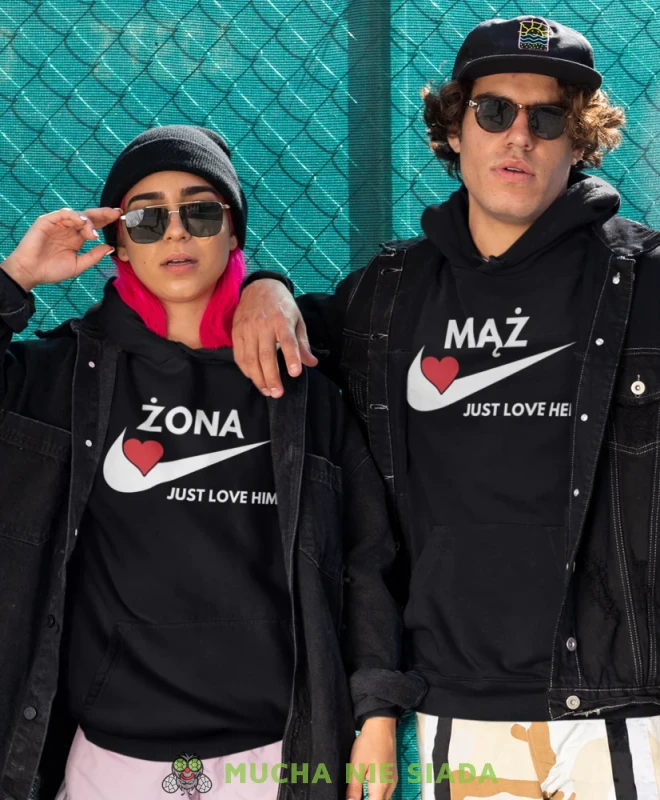 Żona just love him Mąż just love her, czarne bluzy z kapturem dla par, bluzy dla zakochanych, dla par, fajne bluzy z kapturem, bluzy dla par, bluzy z kapturem dla par mucha nie siada, mns.webp