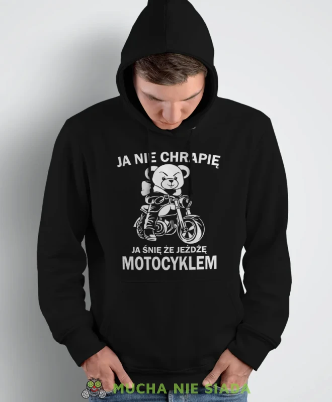 Ja nie chrapię ja śnię że jeżdżę motocyklem, czarna bluza z kapturem, bluza dla motocyklisty, bluzy na motocykl, bluza z kapturem na motocykl, męska bluza na motocykl, na prezent dla miłośnika motocykli.webp