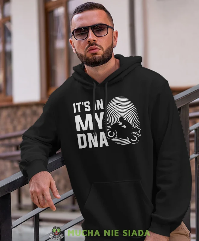 It's in my dna, czarna bluza z kapturem, bluza dla motocyklisty, bluzy na motocykl, bluza z kapturem na motocykl, męska bluza na motocykl, na prezent dla miłośnika motocykli.webp