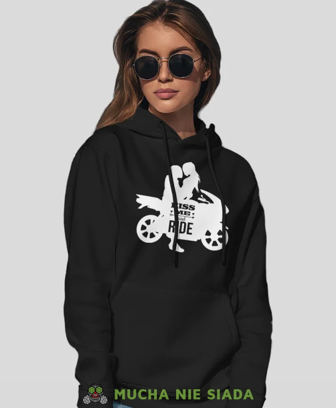 Kiss me and ride, czarna damska bluza z kapturem, bluza dla motocyklistki, bluzy na motocykl, bluza z kapturem na motocykl, damska bluza na motocykl, na prezent dla miłośniczki motocykli.webp