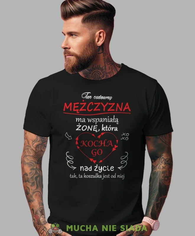 Ten cudowny mężczyzna ma wspaniałą żonę, czarna męska koszulka z nadrukiem, koszulka na prezent, koszulka dla chłopaka, koszulka z zabawnym nadrukiem, fajna koszulka, mucha nie siada, mns sklep.webp