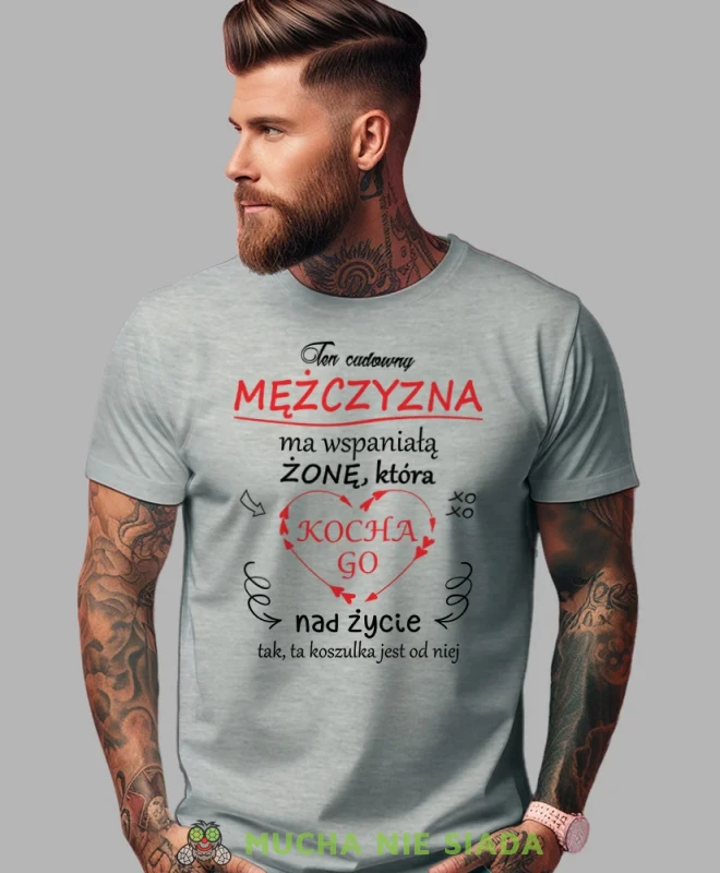 Ten cudowny mężczyzna ma wspaniałą żonę, szara męska koszulka z nadrukiem, koszulka na prezent, koszulka dla chłopaka, koszulka z zabawnym nadrukiem, fajna koszulka, mucha nie siada, mns sklep.webp