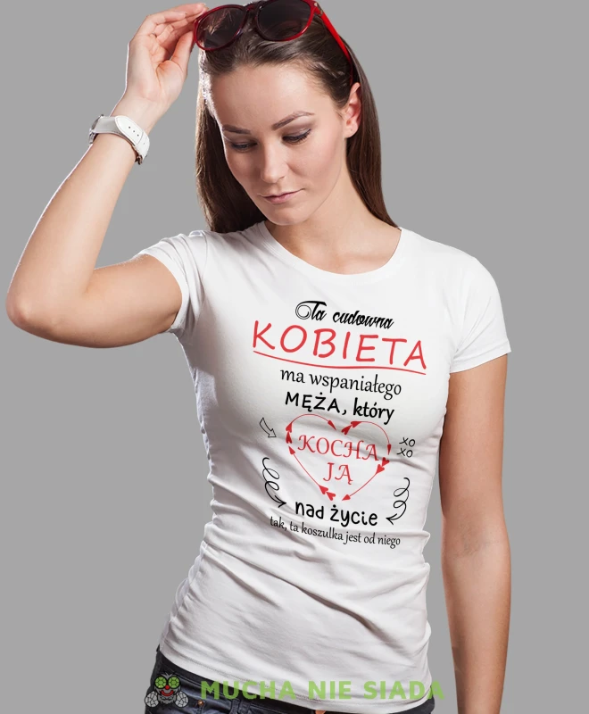 Ta kobieta ma wspaniałego męża, biała damska koszulka, koszulka z nadrukiem, koszulka dla dziewczyny, na prezent, na urodziny, koszulka na dzień kobiet mucha nie siada, mns sklep.webp