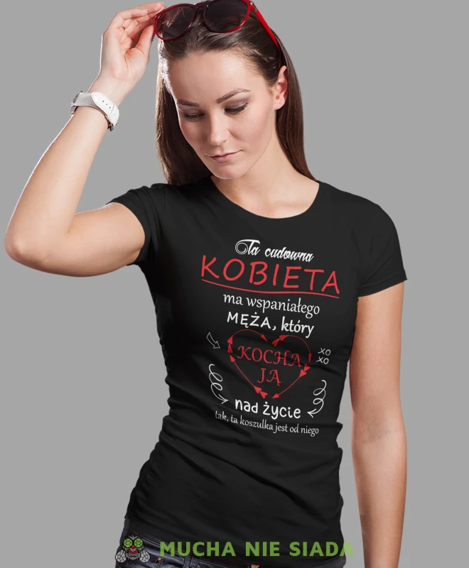 Ta kobieta ma wspaniałego męża, czarna damska koszulka, koszulka z nadrukiem, koszulka dla dziewczyny, na prezent, na urodziny, koszulka na dzień kobiet mucha nie siada, mns sklep.webp