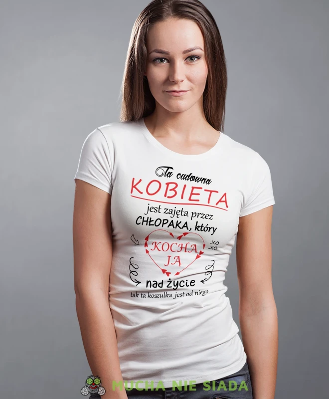 Ta kobieta jest zajęta przez chłopaka, biała damska koszulka, koszulka z nadrukiem, koszulka dla dziewczyny, na prezent, na urodziny, koszulka na dzień kobiet mucha nie siada, mns sklep.webp