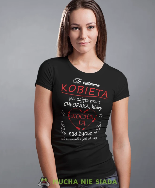 Ta kobieta jest zajęta przez chłopaka, czarna damska koszulka, koszulka z nadrukiem, koszulka dla dziewczyny, na prezent, na urodziny, koszulka na dzień kobiet mucha nie siada, mns sklep.webp